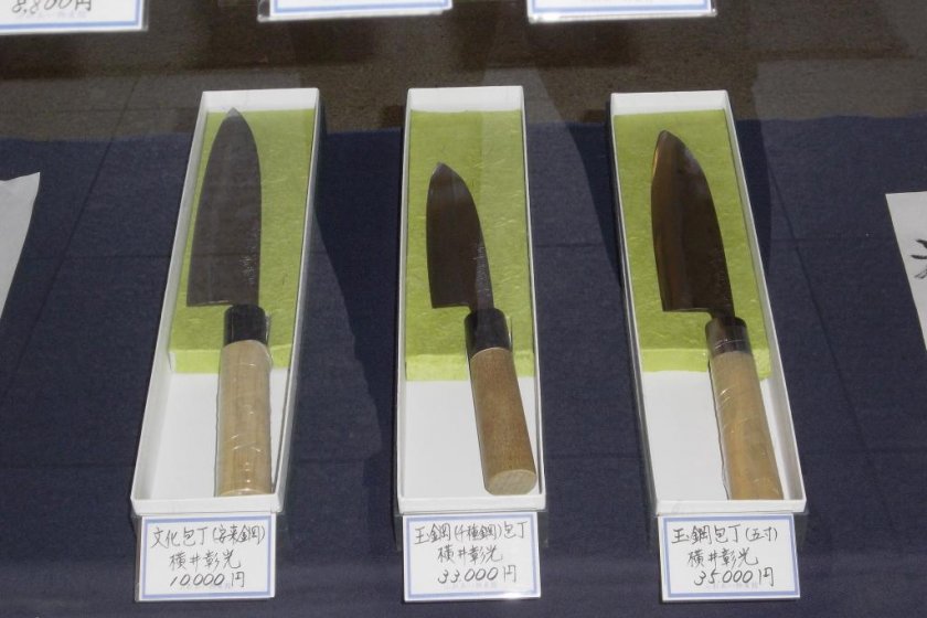 Một bộ dao mà bạn có thế mua ở cửa hàng quà tặng ở Bảo tàng kiếm Bizen Osafune