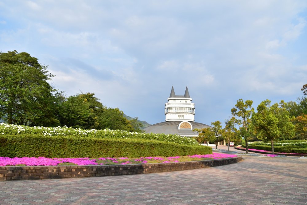Main entrance of Fukui Green Center. The building in the center is &#39;Woodream Fukui&#39;, in which exhibition rooms and an observation deck are located.