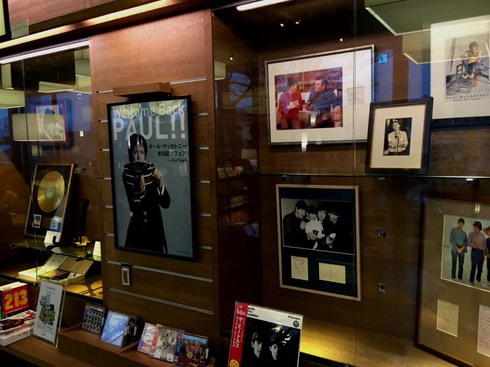 На главном стенде выставлены автографы легендарной ливерпульской четверки, диски, награды
