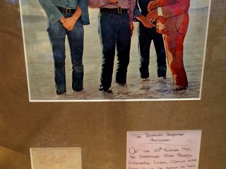 Этот автограф The Beatles дали менеджеру Френку Басби универмага Harrods 25 ноября 1965 года, после того как специально для их рождественского шопинга магазин был открыт в нерабочие часы