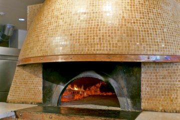 <p>Beautifully hand-built oven by Italian craftsmen</p>