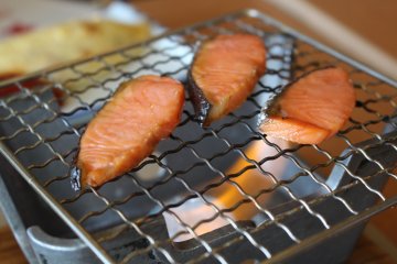 <p>Grilling salmon at the table</p>