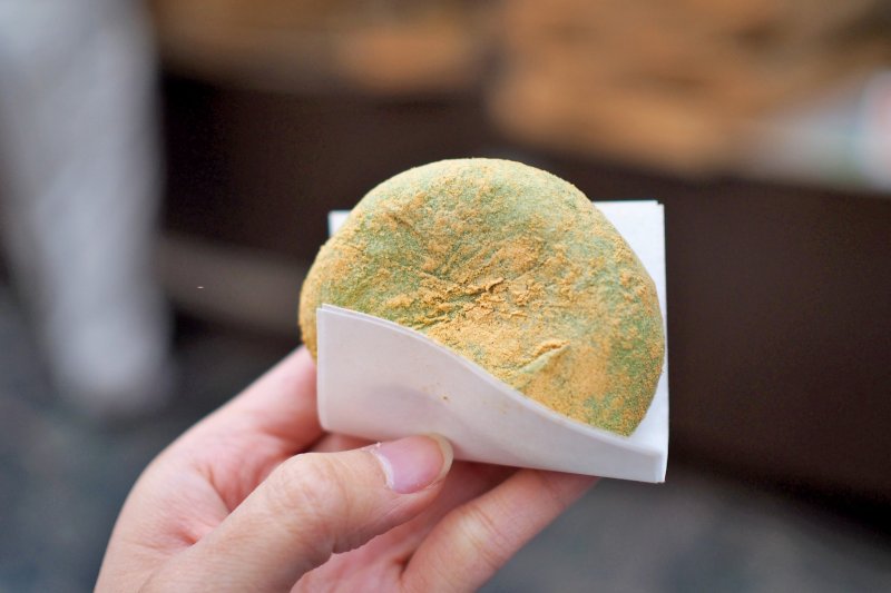 Yomogi mochi, fresh from the pouding and dusted with kinako
