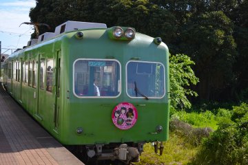 รถไฟของสาย Chōshi Electric Railway ที่มีเพียงสองคันรถนี้พาเรามายังสถานี Inubo 