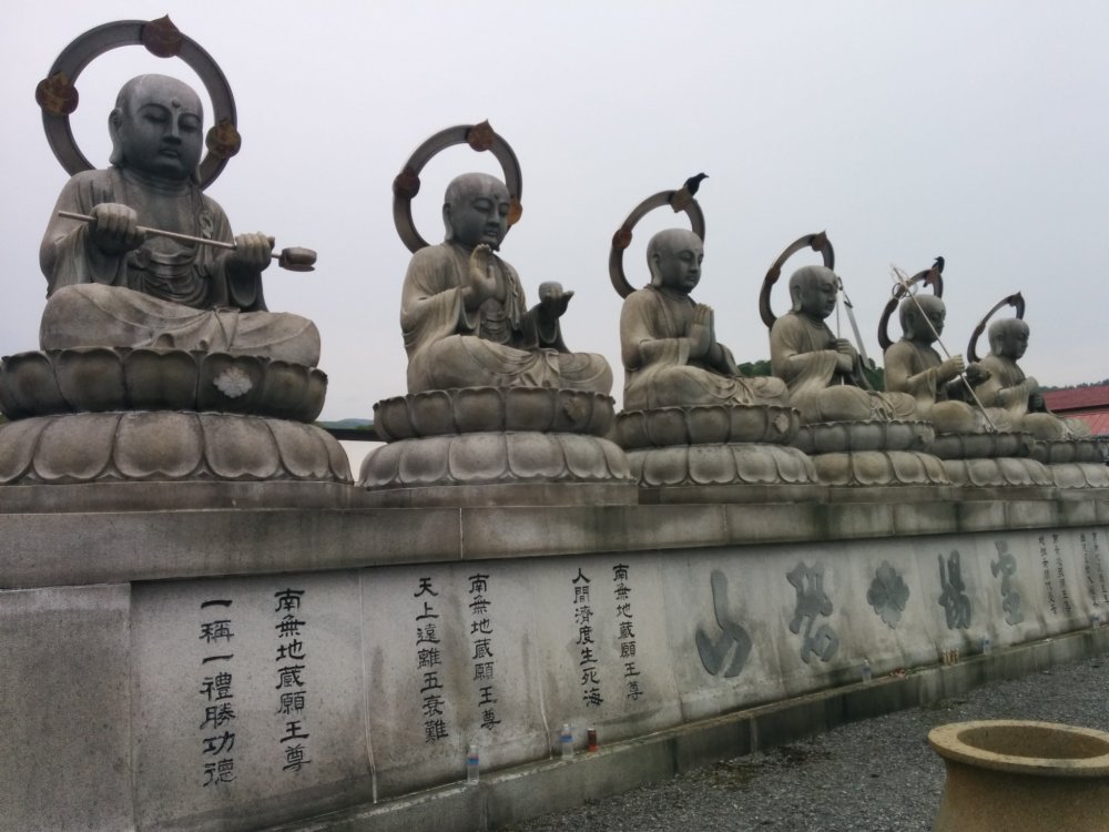 Một dãy tượng Jizo ở bãi giữ xe