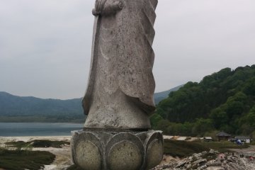<p>Статуя Каннон (Богиня Милосердия), одна из немногих не Дзизо-статуй, которые вы можете найти здесь</p>