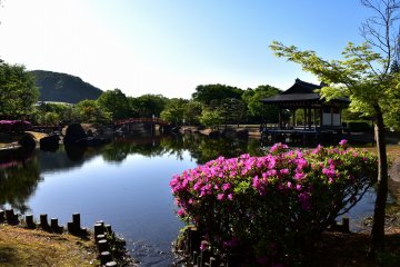 <p>The view of the pond and pavilion. This garden borrows the scenery of the mountains in the background.</p>