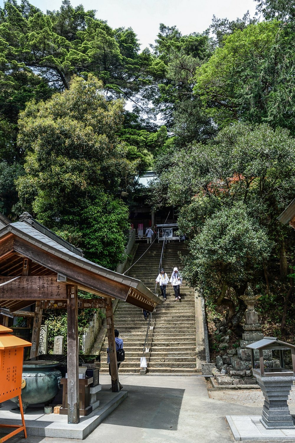 O sal&atilde;o principal do Gokurakuji fica no cimo das escadas