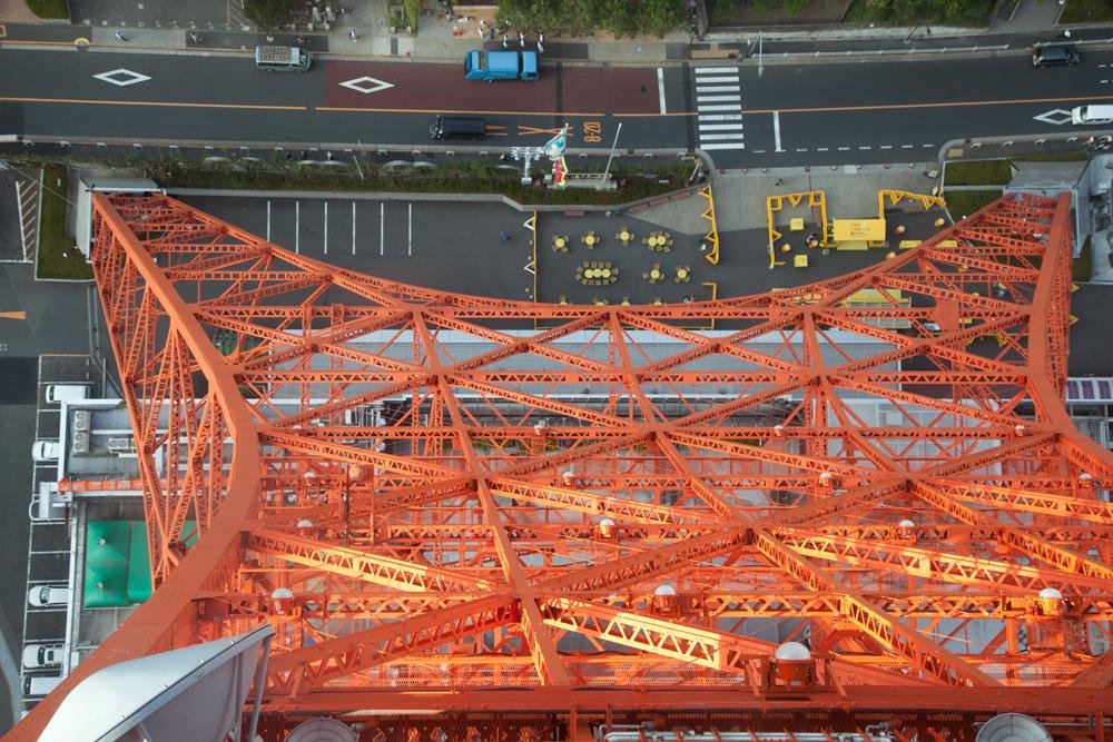 Melihat melalui salah satu 'jendela bawah' di Tokyo Tower