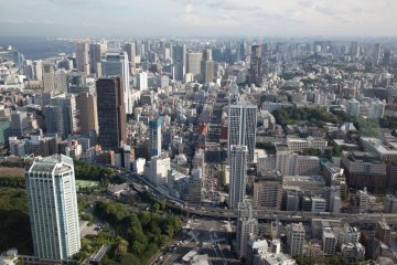 도쿄의 많은 고층건물들이 도쿄 타워 꼭대기에서는 장난감 모델처럼 보인다!