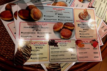 <p>There are not only doughnuts, but also kona coffee, tropical fruit juice and soft serve ice cream on the menu.</p>