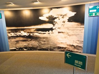 Uma fotografia gigantesca da explos&atilde;o da bomba at&oacute;mica encontra-se exposta junto &agrave; entrada do Museu do Memorial da Paz de Hiroshima