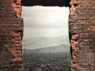 原爆投下後の広島郊外の景観: 広島平和記念資料館