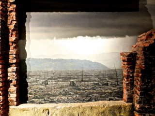 A destru&ccedil;&atilde;o no campo, tanto quanto &eacute; poss&iacute;vel ver (Museu do Memorial da Paz de Hiroshima)