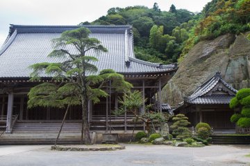 <p>Sairaku-ji, a temple&nbsp;resting in the center of the town</p>