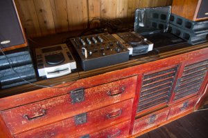 Perabotan antik lengkap dengan alat DJ