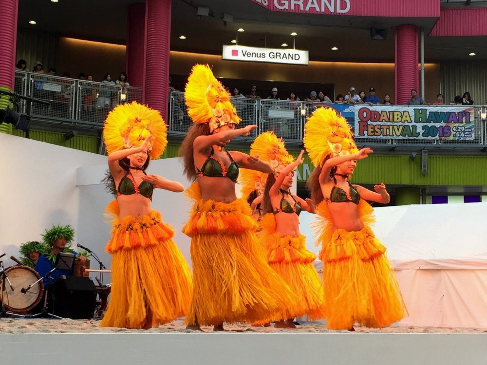 Значительную часть программы девушки выступали в желтых костюмах - традиционных для таитянского танца