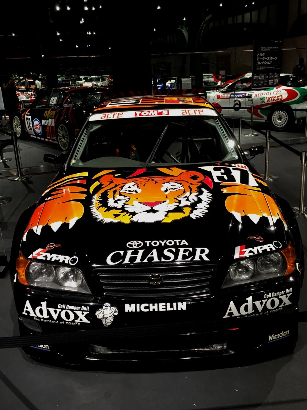 Тойота Chaser 1998 года. Тигр на капоте только усиливает остроту ощущений