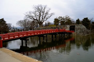 The gorgeous bridge leading to Matsumoto castle