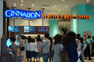 <p>Saitama-shintoshin Cinnabon&nbsp;store front</p>