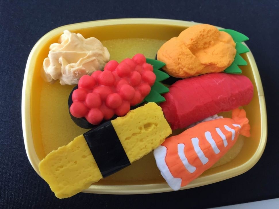 Set sushi yang ukurannya lebih besar, lengkap dengan acar jahenya. Permukaan tiap penghapusnya dibentuk secara mendetail!