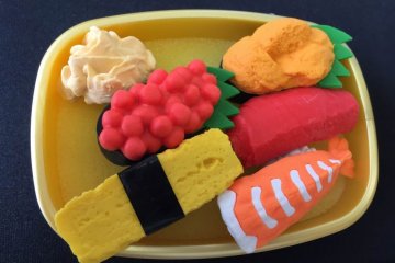 <p>Bigger sized sushi set, complete with ginger pickles. The surface of each is shaped elaborately.</p>
