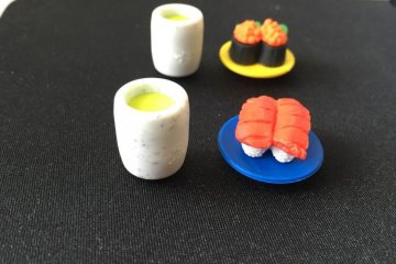 <p>A sushi-go-round style set of green tea and a plate of sushi. (Two pairs per set.)</p>
