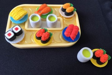 <p>A sushi-go-round style set including 2 cups of green tea and 6 plates of sushi. They are so tiny, but you can still separate the rice and toppings on each one!</p>