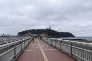 เกาะเอะโนะชิมะเชื่อมต่อกับแผ่นดินโดยสะพานเบ็นเท็น (Benten) ยาว 600 เมตร เดินบนสะพานเบ็นเท็นเป็นโอกาสดีที่จะได้ชมวิว และชมนกทะเล
