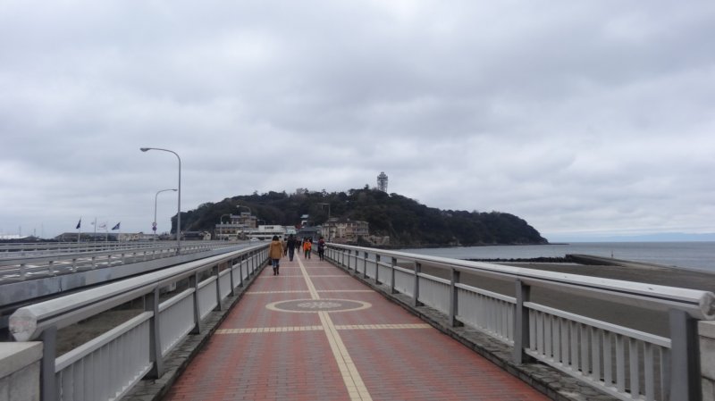 <p>เกาะเอะโนะชิมะเชื่อมต่อกับแผ่นดินโดยสะพานเบ็นเท็น (Benten) ยาว 600 เมตร เดินบนสะพานเบ็นเท็นเป็นโอกาสดีที่จะได้ชมวิว และชมนกทะเล</p>