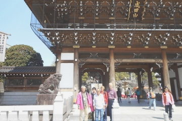 <p>Visitors with a Narita&nbsp;Transit Program volunteer guide at&nbsp;Naritasan Shinshoji Temple in March</p>