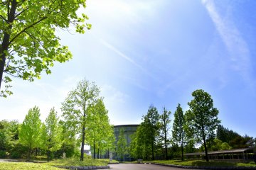<p>Городской музей Фукуи под майским голубым небом</p>