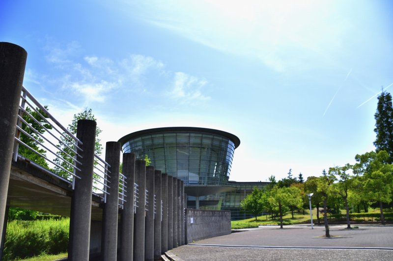<p>Современное здание с изогнутыми линиями покрытое стеклом спроектировано Курокава Кисё (1934-2007), одним из наиболее выдающихся японских архитекторов</p>