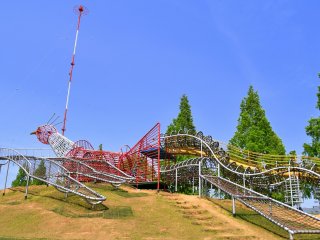 Jungle gym in the shape of a phoenix, a bird symbolic of Fukui, which resurrected from ashes of WWII and the following big earthquake, like a phoenix.