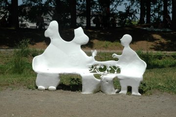 <p>This whimsical bench is the perfect spot to enjoy the view of the park&#39;s most popular building.</p>