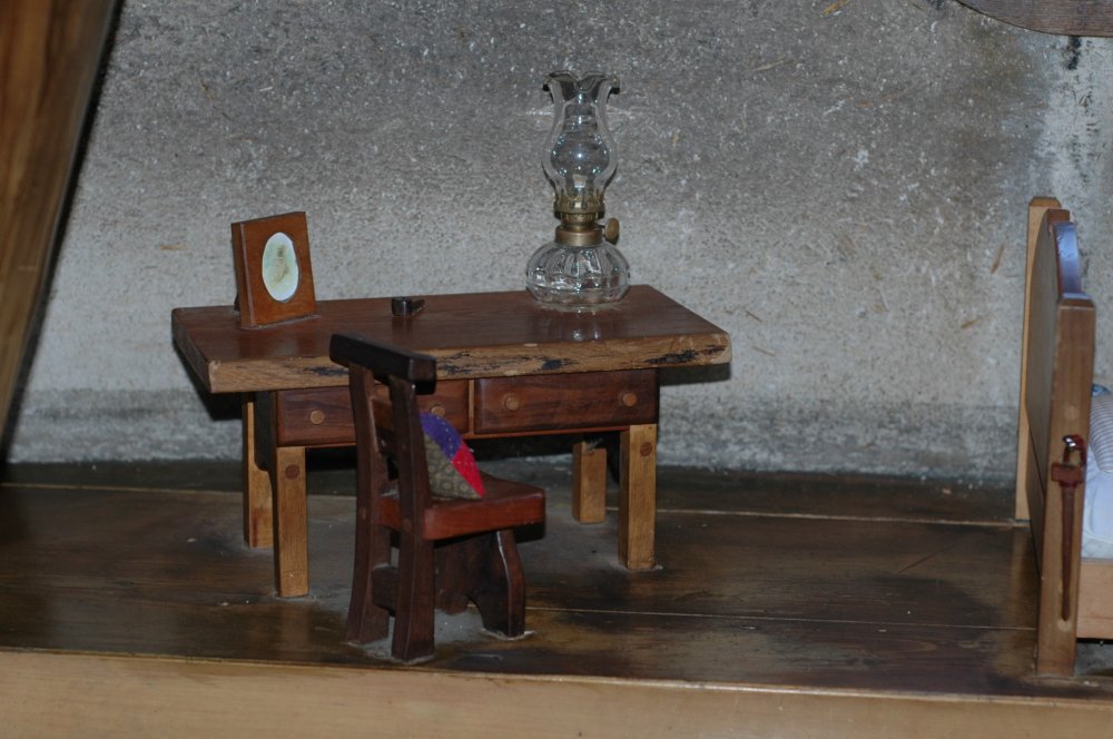 Une adorable petite chaise et un bureau, juste &agrave; c&ocirc;t&eacute; de la fen&ecirc;tre presque comme si la famille Moomin vivait r&eacute;ellement ici
