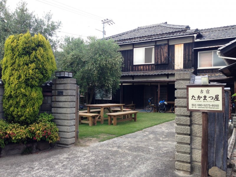 Takamatsuya is housed in a building that used to be a ryokan, and its walls hold stories of many generations of traveling writers and workers from across the seas.