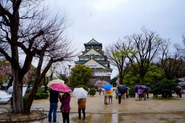 <p>비 내리던 날의 오사카 성</p>