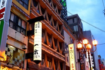 <p>일본 옛 건물양식을 그대로 본따 만든듯한 특이했던 건물</p>