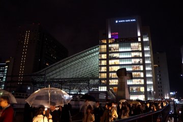 <p>우메다 역에서 오사카 역으로 가는 다리 위</p>