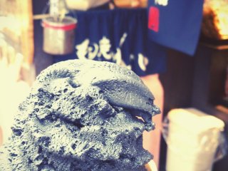 Мягкое мороженое Такесуми. Мягкое мороженое сделано из бамбукового угля. Я раньше никогда не видела такого вкуса, поэтому должна была попробовать его даже холодным зимним днем. У него был фантастический вкус!