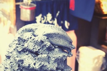 <p>Мягкое мороженое Такесуми. Мягкое мороженое сделано из бамбукового угля. Я раньше никогда не видела такого вкуса, поэтому должна была попробовать его даже холодным зимним днем. У него был фантастический вкус!</p>