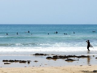 Les surfeurs sont sur la plage d&egrave;s 8 h le week-end et ils essaient de trouver le meilleur endroit pour les vagues et se gardent une place dans l&#39;eau, car l&#39;endroit peut devenir tr&egrave;s encombr&eacute; quand la journ&eacute;e avance.
