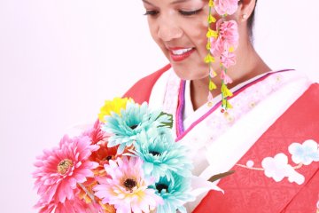 <p>Close-up image wearing the &quot;Uchikake&quot; style kimono and holding the prop of bouquet flowers</p>