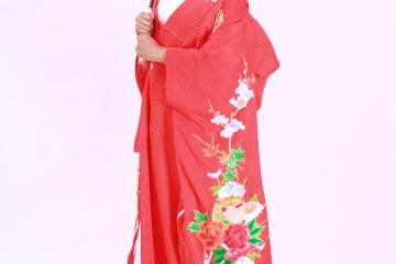 <p>Изображение в полный рост ношения кимоно &quot;Учикаке&quot; и реквизиторский зонтик. &nbsp;</p>