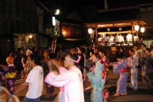 Lining up in yukata and geta to dance.