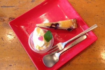 <p>Blueberry tart and vanilla ice cream were a perfect end to my lunch course.</p>
