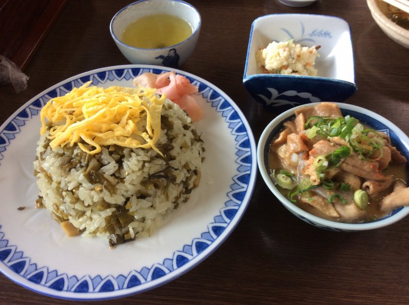 <p>Their famous takana meshi and horumon (intestine) stew</p>