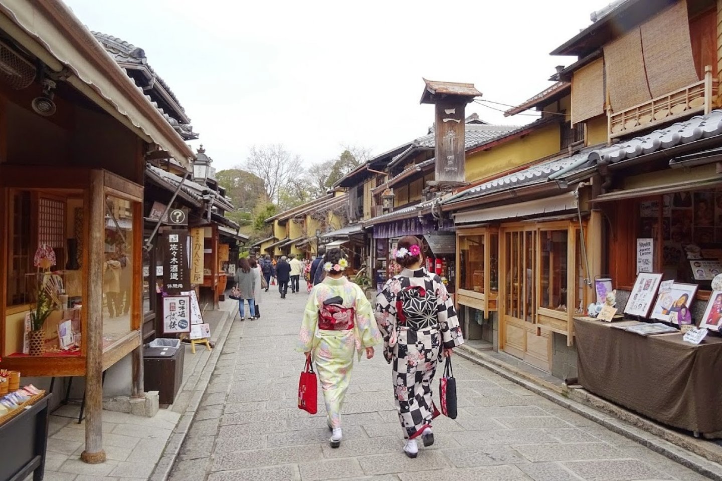 บนถนน ซานเน็นซะกะ นิเน็นซะกะ คุณจะเห็นสาวๆ แต่งตัวชุดกิโมโนเดินกันขวักไขว่