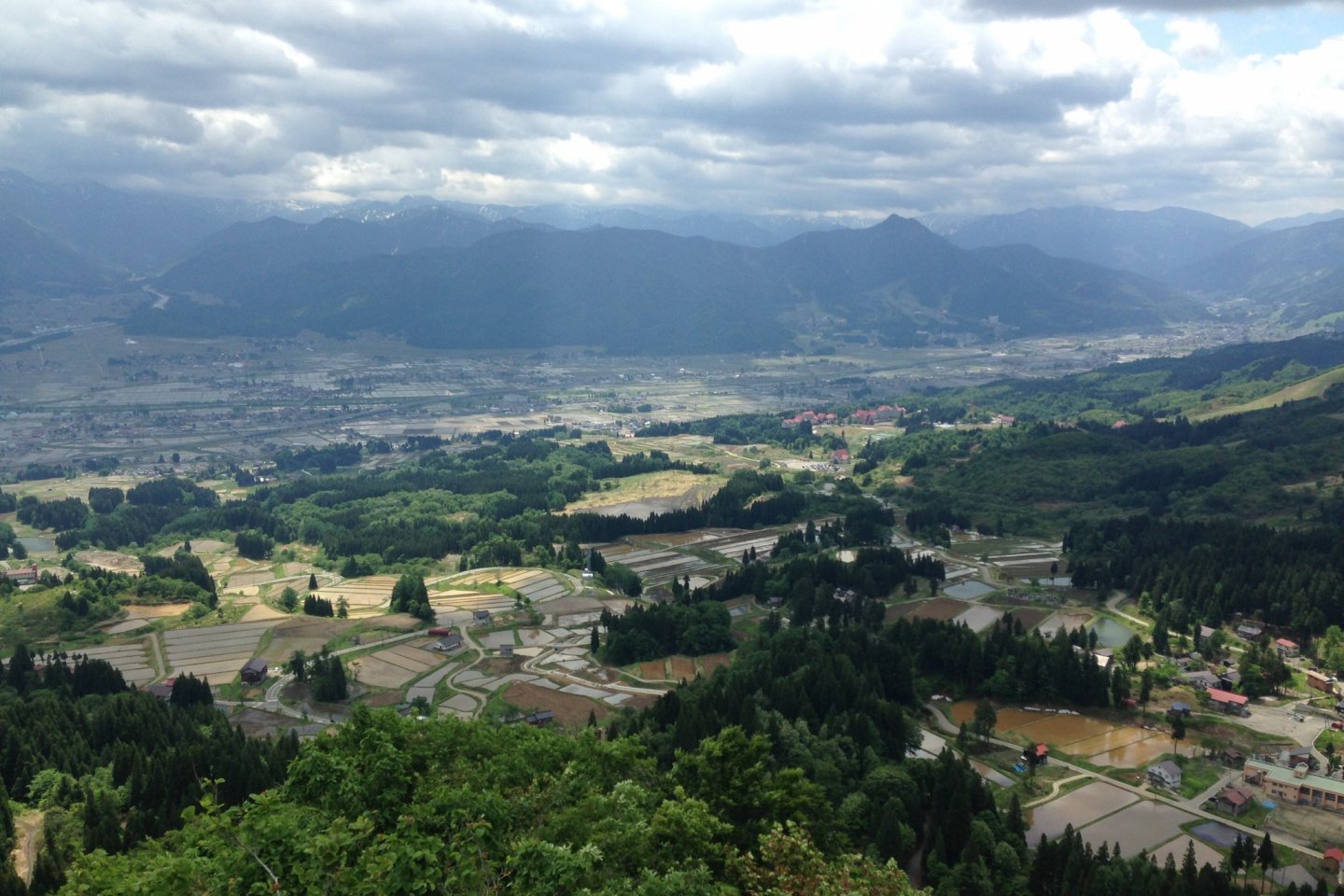 Taken from the highest point. From here, you can see the whole village; beyond is Minamiuonuma.